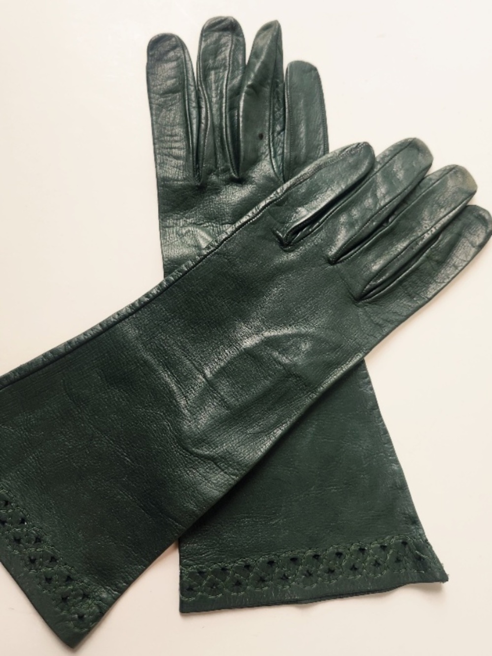 Beautiful Soft Green Leather Gloves w/ cuff detail Unlined Womens Size 7/Small